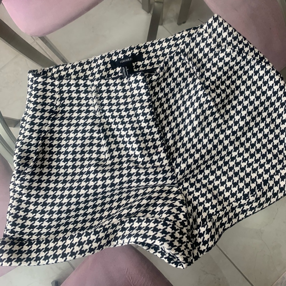 Black/white shorts